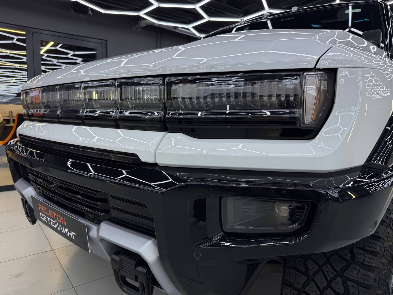 Полная защита GMC Hummer EV: оклейка кузова, черного глянца, лобового и панорамы